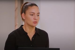 Yildiz wparuje do sypialni Bahar i Kuzeya, by pokazać prawnikowi filmik Alpera.