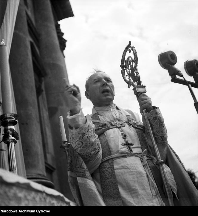 Uroczystość Bożego Ciała w Warszawie celebrowana przez Prymasa Polski kardynała Stefana Wyszyńskiego - 1957 rok