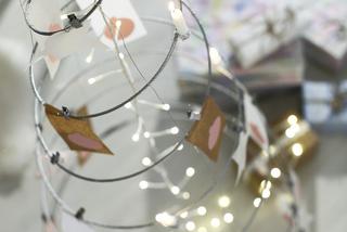 Białe światełka w dekoracyjnej kompozycji świątecznej