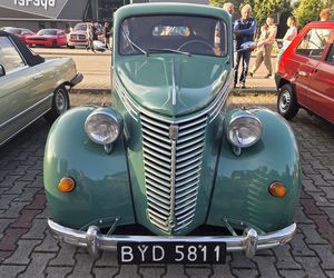 Motoryzacyjne legendy pod Torbydem. Bydgoskie Klasyki Nocą znów przyciągnęły tłumy