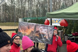 WOŚP 2025 w Olsztynie. Morsy w szczytnym celu wykąpali się w lodowatym jeziorze Ukiel [ZDJĘCIA]