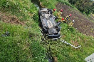 Tragiczny wypadek pod Pruszkowem. Samochód dachował i wpadł do rzeki