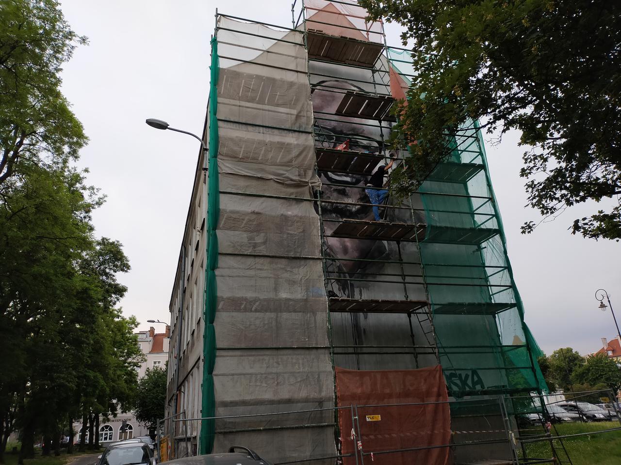 Uśmiechnięty Paweł Adamowicz i napis „Dla Gdańska”. Tak będzie wyglądał mural, który powstaje przy ul. Mniszki