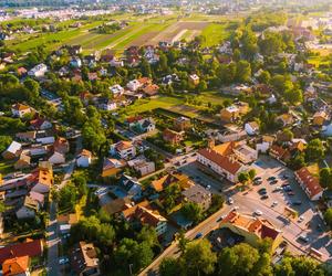 Największa wieś w Małopolsce leży w malowniczym miejscu. Ma więcej mieszkańców, niż niejedno miasto 