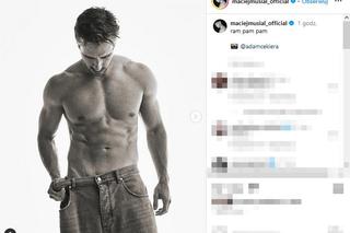 Maciej Musiał pręży klatę i rozpina spodnie