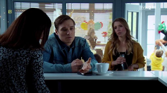 M jak miłość odc. 1441. Olek (Maurycy Popiel), Kinga (Katarzyna Cichopek), Aga (Ina Sobala)