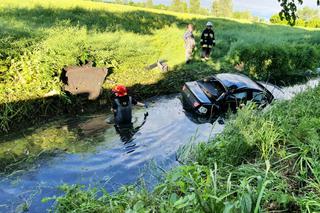 Wypadek w miejscowości Żurawiec. Auto w rowie, a kierowcy brak [ZDJĘCIA]