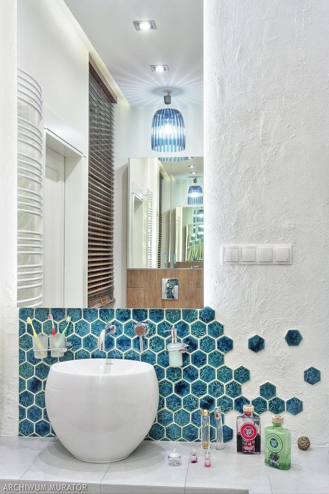 Lazurowa mozaika heksagonalna w łazience