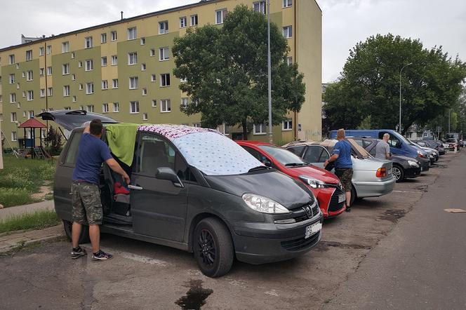 Kierowcy zabezpieczali auta na Dolinkach.