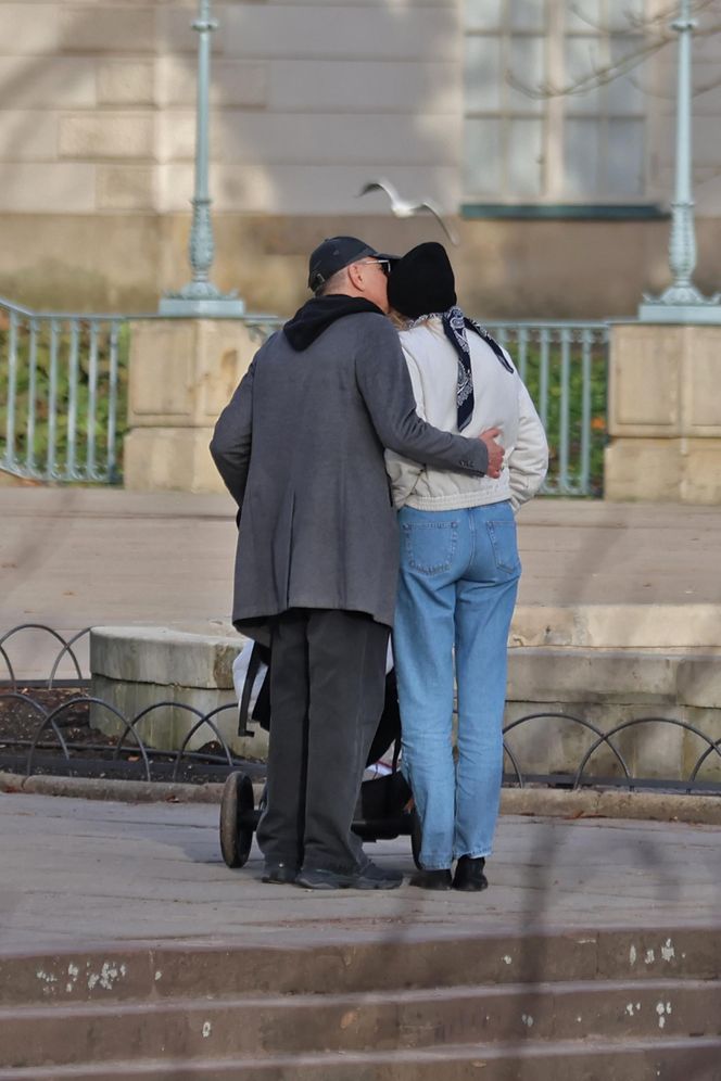 Krzysztof Ibisz z rodziną na spacerze