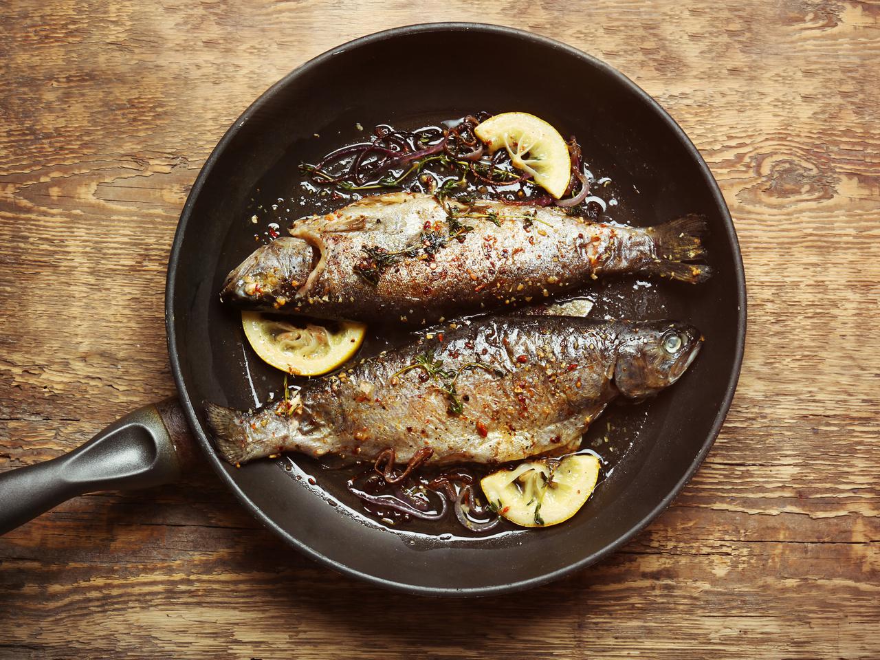 Pstrąg smażony na maśle z cebulą i cytryną
