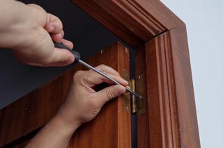 Regulacja zawiasów drzwi zewnętrznych. Jak wyregulować drzwi? 