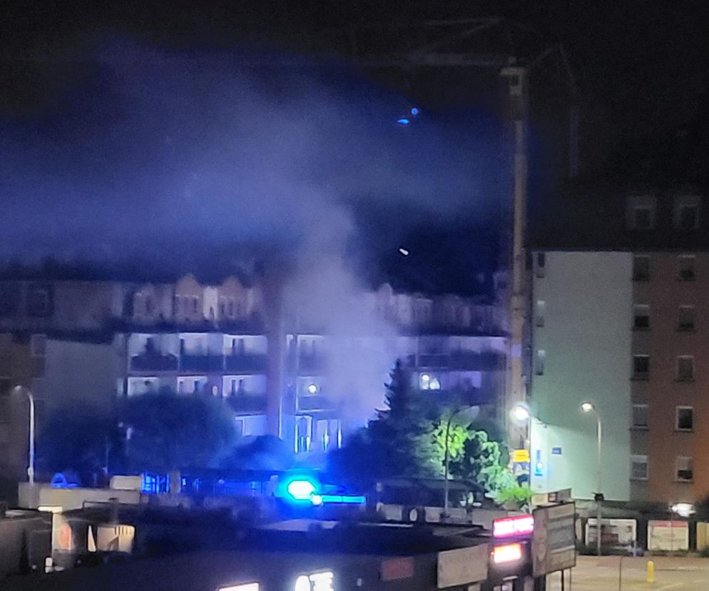 Kłęby dymu nad blokiem, który spłonął w Ząbkach. Co się stało?