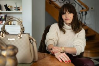 Profilerka sezon 2 - odcinek 10 streszczenie. W czasie rewizji w domu Rekowskich Jarek znika. Max Budzisz proponuje Reginie awans