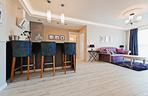 Eklektyczny salon z kuchnią: francuski neobarok we współczesnym apartamencie