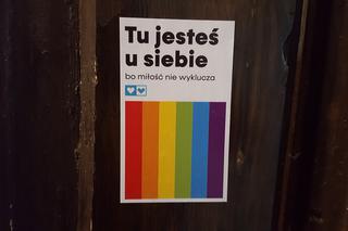 Tęczowe naklejki na restauracjach! „Tu jesteś u siebie”. Ofensywa LGBT w Lublinie? [WIDEO]