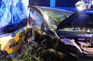 Dramatyczny wypadek we Włochach. Autobus zdzerzył się z osobówką