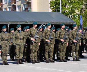 Ponad stu żołnierzy na Placu Solidarności w Olsztynie. Złożyli uroczystą przysięgę [ZDJĘCIA]