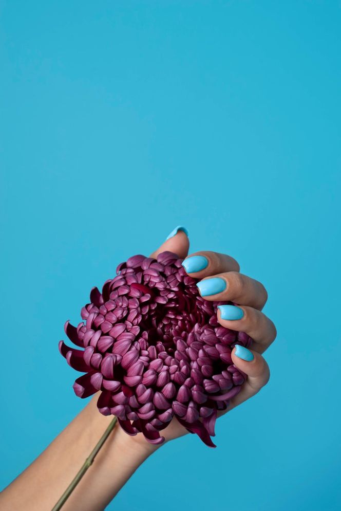 Ten kolor na paznokciach zatrzyma lato na dłużej. Dekadę temu był prawdziwym hitem! 