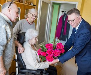 Leokadia, ps. Sarna była łączniczką AK. Janina spędziła młodość na robotach przymusowych w Niemczech, tam poznała miłość życia