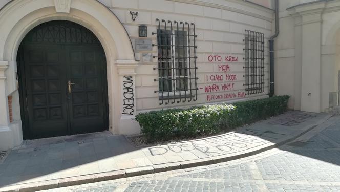 Wysmarowali katedry bluzgami