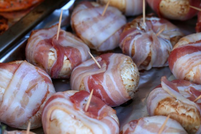 Obłędne pieczarki faszerowane i zapieczone w chrupiącym boczku – smak, który zniewala!