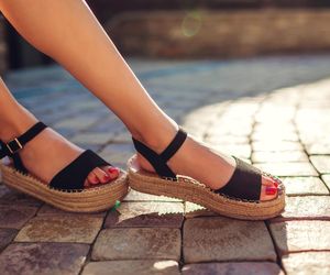 Letnia swoboda może sporo kosztować. Sprawdź, co grozi twoim stopom w sandałach