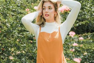 Postaw na kombinezon w żywych, wakacyjnych kolorach