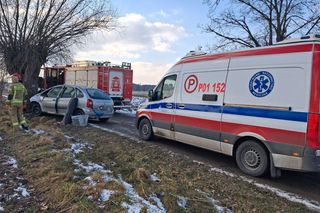 Tragiczny finał wypadku w powiecie rawickim. Nie żyje 39-latek, który uderzył samochodem w drzewo