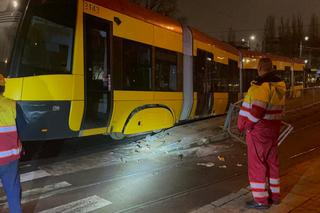 Wykolejenie tramwaju w Warszawie. Pojazd wjechał na przystanek i skasował barierki