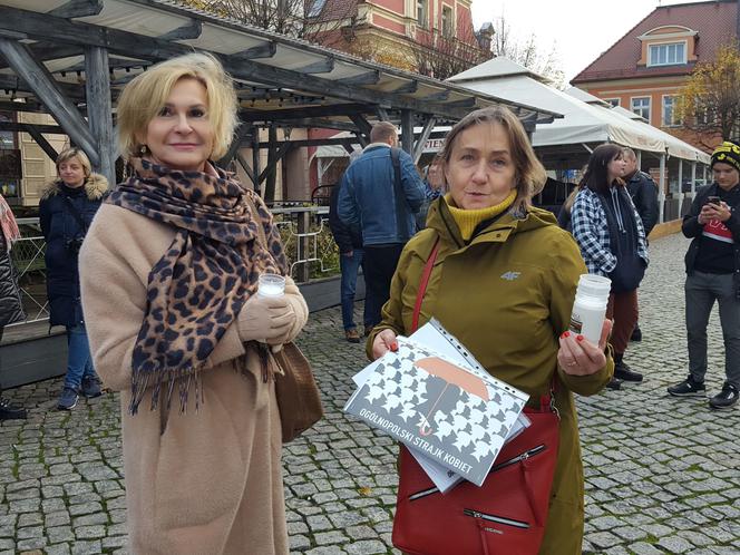 Znicze, minuta ciszy. #AniJednejWięcej w Lesznie