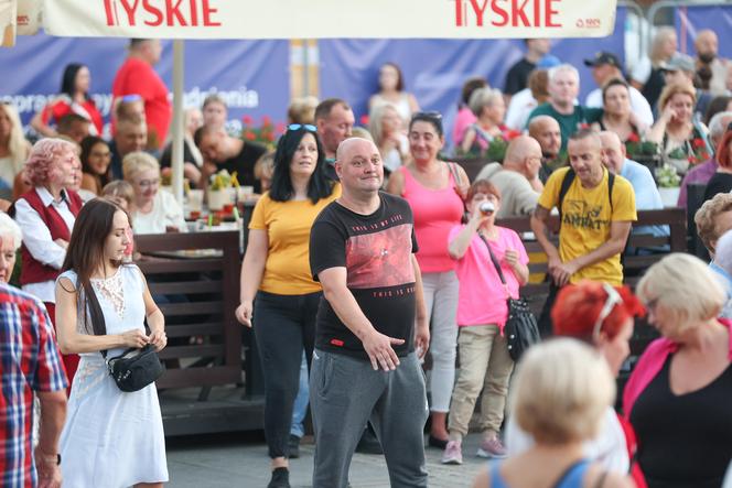 Potańcówka przed teatrem w Katowicach