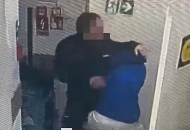 16-latek skatował ochroniarza za butelkę alkoholu! Szokujące nagranie