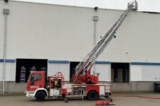 Pożar hali w Jankach! Wielka ewakuacja 300 osób, w akcji liczne zastępy straży