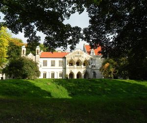 To najpiękniejszy taki pałac w Małopolsce. Jego historia wiąże się z mistyfikacją