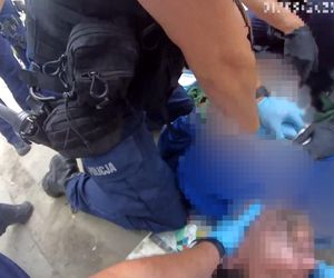 Mężczyzna spadł z muru i przestał oddychać! Heroiczna akcja policjantów