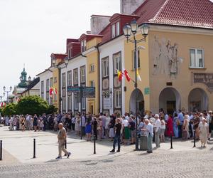 Boże Ciało 2024. Tłumy wiernych przeszły w procesji ulicami Białegostoku