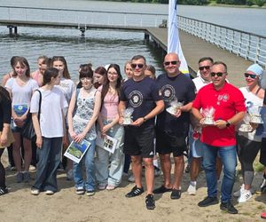Płetwonurkowie oczyszczali plaże w Iławie. W wodzie masa śmieci