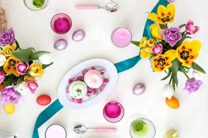 Kolorowa dekoracja stołu na Wielkanoc