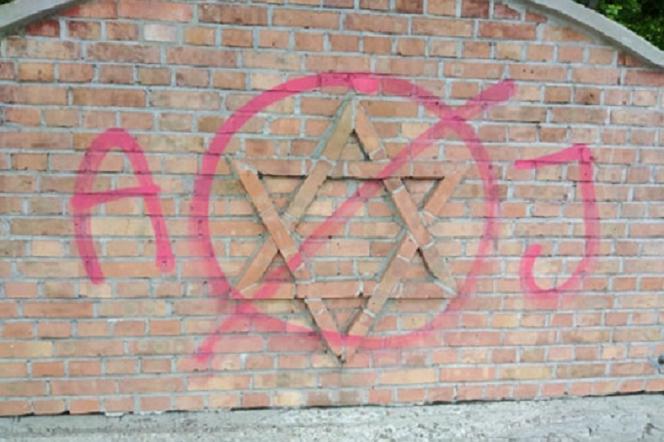 Tarnów. Antysemickie graffiti na murze cmentarza żydowskiego 