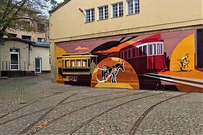 Nowy mural na zabytkowej zajezdni tramwajowej