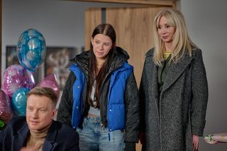 Na Wspólnej odc. 4007: Igor (Jakub Wesołowski), Julka (Maja Oświecińska), Ewa (Ewa Gawryluk)