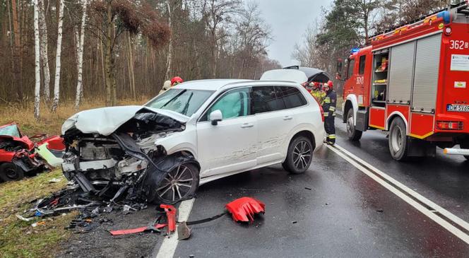  Masakra na drodze pod Prochowicami. Samochód zmiażdżony, kierowca nie żyje