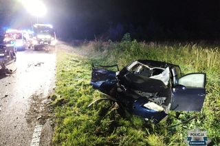 Poważny wypadek pod Ciechanowem. Wjechał w grupę osób ratujących życie 24-latkowi. Siedem osób w szpitalu