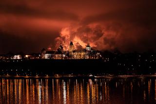 To nie Mordor ani żaden z piekielnych kręgów. Tak wygląda Wzgórze Tumskie w Płocku nocą!