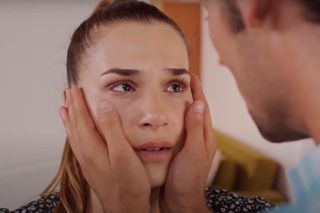 Sila ucieka Alperowi i przyłapuje Kuzeya w łóżku z Bahar. 