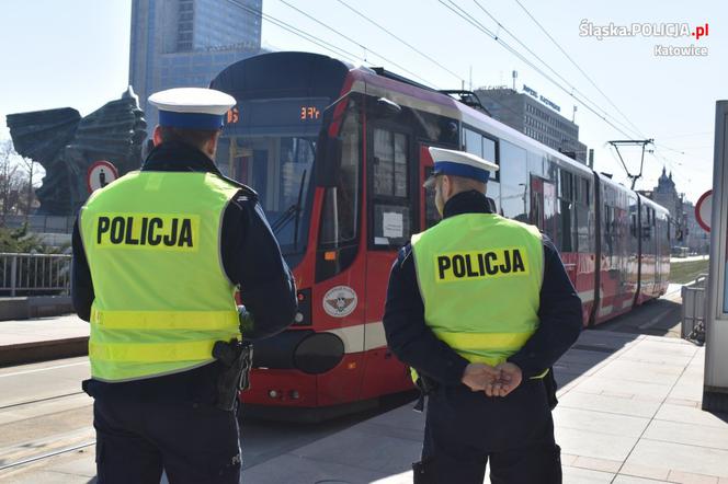 Policjanci przekazują przez megafon apelują o zostanie w domach. Zobaczcie [WIDEO]