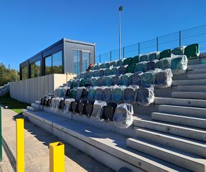 Budowa stadionu w Starachowicach. Na murawie już zielono