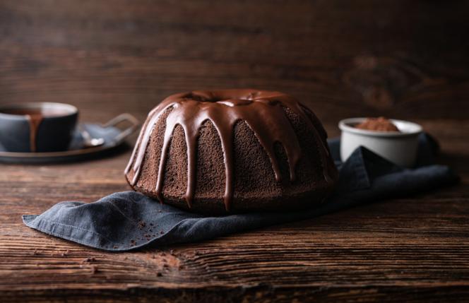 Wilgotna babka kakaowa z polewą: łatwy przepis na puszyste ciasto czekoladowe