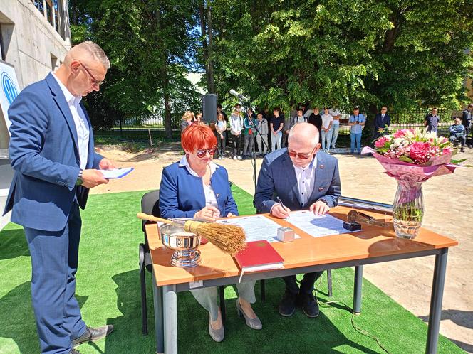 W ścianie budynku powstającego Branżowego Centrum Umiejętności w branży elektroenergetyki zamurowana została także kapsuła czasu